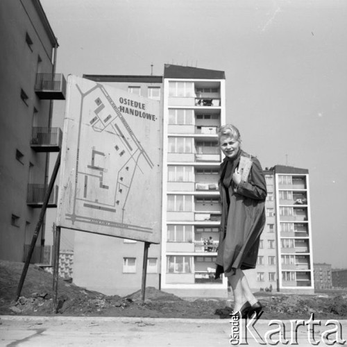 Marzec 1960, Kraków Nowa Huta, Polska.
Kobieta stoi przed tablicą z planem Osiedla Handlowego.
Fot. Romuald Broniarek/KARTA