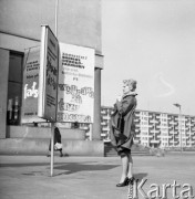 Marzec 1960, Kraków Nowa Huta, Polska.
Kobieta stoi przed tablicą informującą o repertuarze kina: 