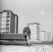 Marzec 1960, Kraków Nowa Huta, Polska.
Osiedle Handlowe - kobieta siedzi na poręczy ławki, w tle bloki.
Fot. Romuald Broniarek/KARTA