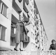 Marzec 1960, Kraków Nowa Huta, Polska.
Kobieta idzie po murze, w tle blok, z prawej dziecko.
Fot. Romuald Broniarek/KARTA