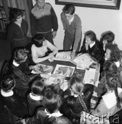 Kwiecień 1960, Mińsk Mazowiecki, Polska.
Członkowie szkolnego koła Towarzystwa Przyjaźni Polsko Radzieckiej przeglądają tygodnik 