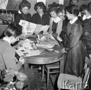 Kwiecień 1960, Mińsk Mazowiecki, Polska.
Członkowie szkolnego koła Towarzystwa Przyjaźni Polsko Radzieckiej czytają tygodnik 