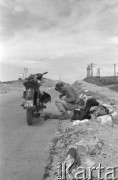 Czerwiec 1960, Zgorzelec (okolice), Polska.
Mężczyzna naprawia motocykl przy drodze.
Fot. Romuald Broniarek/KARTA