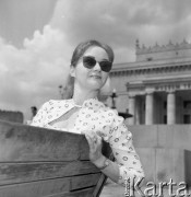 Czerwiec 1960, Warszawa, Polska.
Aktorka Teatru Dramatycznego - Barbara Krafftówna, na tle Pałacu Kultury i Nauki.
Fot. Romuald Broniarek/KARTA