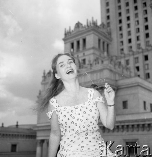Czerwiec 1960, Warszawa, Polska.
Aktorka Teatru Dramatycznego - Barbara Krafftówna, na tle Pałacu Kultury i Nauki.
Fot. Romuald Broniarek/KARTA