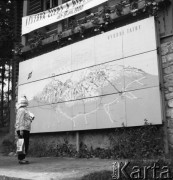 Lipiec 1960, Stary Smokowiec, Czechosłowacja
Plan Wysokich Tatr na tablicy wiszącej na ścianie budynku.
Fot. Romuald Broniarek/KARTA