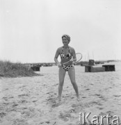Sierpień 1960, Sopot, Polska.
Aktorka Alina Janowska gra w badmintona na plaży. W tle sopockie molo.
Fot. Romuald Broniarek/KARTA