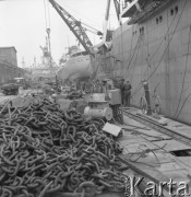 Sierpień 1960, Gdańsk, Polska.
Budowa statków w Stoczni im. Lenina, na pierwszym planie łańcuchy kotwiczne.
Fot. Romuald Broniarek/KARTA