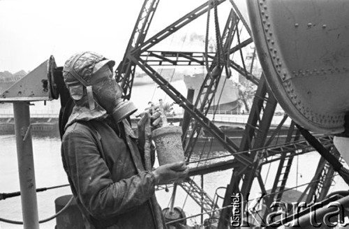 Sierpień 1960, Gdańsk, Polska.
Budowa statków w Stoczni im. Lenina, malarz w odzieży ochronnej.
Fot. Romuald Broniarek/KARTA