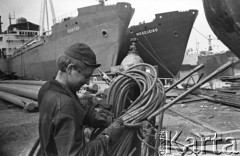 Sierpień 1960, Gdańsk, Polska.
Remont statków w Stoczni im. Lenina. Na pierwszym planie robotnik z butlą z gazem, w tle radziecki statek 