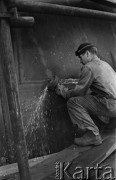 Sierpień 1960, Gdańsk, Polska.
Budowa statków w Stoczni im. Lenina, spawacz podczas pracy.
Fot. Romuald Broniarek/KARTA