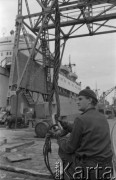 Sierpień 1960, Gdańsk, Polska.
Budowa statków w Stoczni im. Lenina, na pierwszym planie robotnik ze stalową liną.
Fot. Romuald Broniarek/KARTA