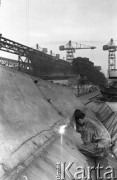 Sierpień 1960, Gdańsk, Polska.
Budowa statków w Stoczni im. Lenina, spawacz podczas pracy.
Fot. Romuald Broniarek/KARTA