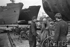 Sierpień 1960, Gdańsk, Polska.
Remont statków w Stoczni im. Lenina. Na pierwszym planie robotnicy z butlami z gazem, w tle radziecki statek 