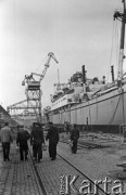 Sierpień 1960, Gdańsk, Polska.
Budowa statków w Stoczni im. Lenina, w tle dźwig portowy.
Fot. Romuald Broniarek/KARTA