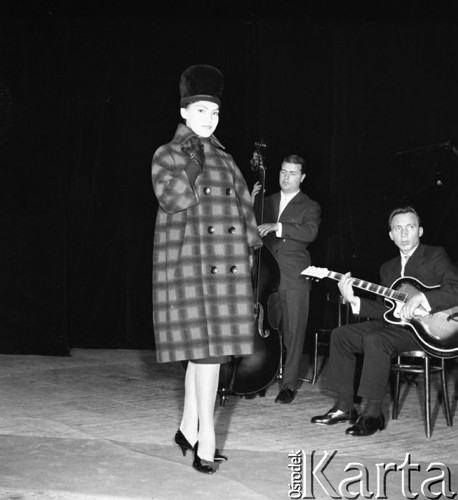 Wrzesień 1960, Warszawa, Polska.
Radziecka modelka prezentuje płaszcz z kolekcji Mody Polskiej.
Fot. Romuald Broniarek/KARTA