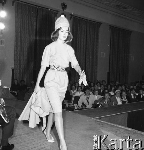 Wrzesień 1960, Warszawa, Polska.
Radziecka modelka prezentuje sukienkę z kolekcji Mody Polskiej.
Fot. Romuald Broniarek/KARTA