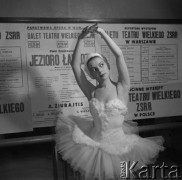 Wrzesień 1960, Warszawa, Polska.
Baletnica z zespołu Teatru Bolszoj na tle plakatów 