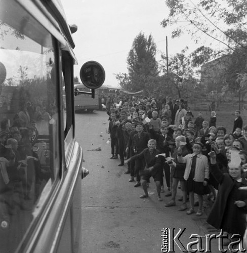 Październik 1960, Polska.
Grupa dzieci wita delegację kombatantów Armii Radzieckiej.
Fot. Romuald Broniarek/KARTA