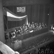 Październik 1960, Polska.
Konferencja z okazji wizyty w Polsce delegacji kombatantów Armii Radzieckiej. Hasło na ścianie: 