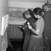 Jesień 1960, Warszawa, Polska.
Otwarcie wystawy malarstwa Włodzimierza Zakrzewskiego.
Fot. Romuald Broniarek/KARTA
