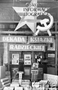 Grudzień 1960, Warszawa, Polska.
Księgarnia radziecka przy ul. Nowy Świat, hasło w witrynie: 