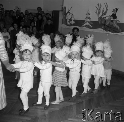 Styczeń 1961, Warszawa, Polska.
Dzieci bawią się w pociąg podczas zabawy choinkowej w przedszkolu.
Fot. Romuald Broniarek/KARTA