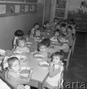 Styczeń 1961, Warszawa, Polska.
Obiad w przedszkolu, dzieci siedzą przy stołach.
Fot. Romuald Broniarek/KARTA