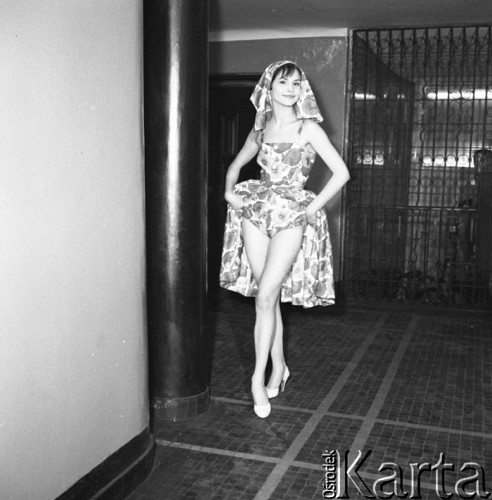 Luty 1961, Warszawa, Polska.
Pokaz modeli z kolekcji wiosna-lato Mody Polskiej, modelka w stroju plażowym.
Fot. Romuald Broniarek/KARTA