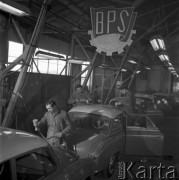 Kwiecień 1961, Warszawa Żerań, Polska.
Fabryka Samochodów Osobowych na Żeraniu, członkowie Brygady Pracy Socjalistycznej montują samochody marki 