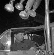 Kwiecień 1961, Warszawa Żerań, Polska.
Fabryka Samochodów Osobowych na Żeraniu, członek Brygady Pracy Socjalistycznej montuje samochód marki 
