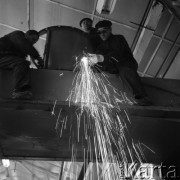 Kwiecień 1961, Warszawa Żerań, Polska.
Fabryka Samochodów Osobowych na Żeraniu, członkowie Brygady Pracy Socjalistycznej montują samochody marki 