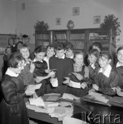 Kwiecień 1961, Skierniewice, Polska.
Uczniowie ze Szkolnego Koła Przyjaciół ZSRR czytają listy od kolegów ze Związku Radzieckiego.
Fot. Romuald Broniarek/KARTA