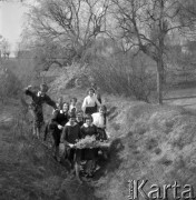 Kwiecień 1961, Skierniewice, Polska.
Uczennice ze Szkolnego Koła Przyjaciół ZSRR.
Fot. Romuald Broniarek/KARTA