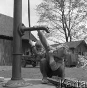 29.04.1961, Polska.
Dwaj chłopcy przy studni na podwórku.
Fot. Romuald Broniarek/KARTA