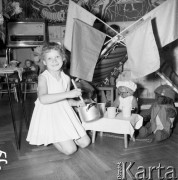 Czerwiec 1961, Warszawa, Polska.
Przedszkole przy ulicy Kruczej - dziewczynka karmi pluszowe miśki.
Fot. Romuald Broniarek/KARTA