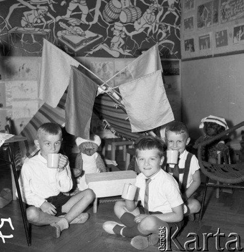Czerwiec 1961, Warszawa, Polska.
Przedszkole przy ulicy Kruczej - chłopcy w towarzystwie pluszowych miśków.
Fot. Romuald Broniarek/KARTA