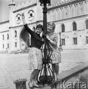 Czerwiec 1961, Lublin, Polska.
Dwie dziewczyny na tle lubelskiego Zamku.
Fot. Romuald Broniarek/KARTA