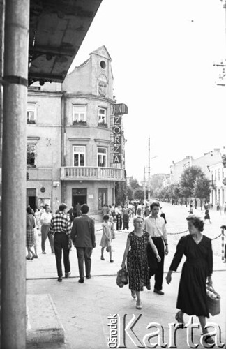 Lipiec 1961, Chełm, Polska.
Skrzyżowanie ulicy Lubelskiej i Strażackiej, w tle kino 