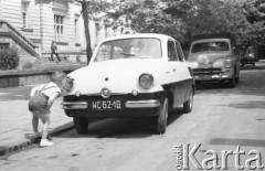 Sierpień 1961, Warszawa, Polska.
Chłopiec ogląda samochód osobowy 