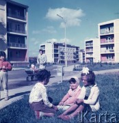 Sierpień 1961, Tarnobrzeg, Polska.
Jedno z nowych osiedli mieszkaniowych, dzieci bawią się na trawniku, ulicą przechodzi kobieta z dzieckiem w wózku. W tle bloki.
Fot. Romuald Broniarek/KARTA