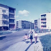 Sierpień 1961, Tarnobrzeg, Polska.
Jedno z nowych osiedli mieszkaniowych, dzieci bawią się na chodniku.
Fot. Romuald Broniarek/KARTA