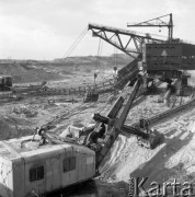 Sierpień 1961, Tarnobrzeg, Polska. 
Odkrywkowa kopalnia siarki, koparki pracujące w odkrywce.
Fot. Romuald Broniarek/KARTA