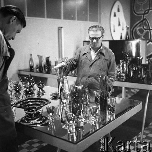 Sierpień 1961, Krosno, Polska. 
Wystawa wyrobów krośnieńskiej Huty Szkła.
Fot. Romuald Broniarek/KARTA 
