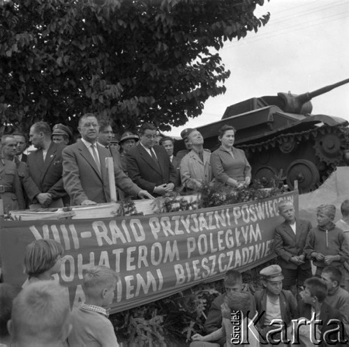 Sierpień 1961, Baligród, Polska. 
Uroczyste rozpoczęcie Rajdu Przyjaźni, transparent na trybunie: 