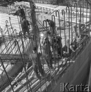 Wrzesień 1961, Dębe k/Warszawy, Polska. 
Budowa stopnia wodnego zamykającego koryto Narwi, robotnicy na placu budowy.
Fot. Romuald Broniarek/KARTA