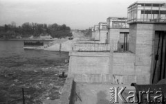 Listopad 1962, Dębe k/Warszawy, Polska. 
Budowa stopnia wodnego zamykającego koryto Narwi.
Fot. Romuald Broniarek/KARTA