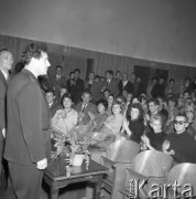 Październik 1961, Łódź, Polska.
Radziecki reżyser Grigorij Czuchraj podczas spotkania z publicznością.
Fot. Romuald Broniarek/KARTA