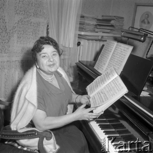 1961, Warszawa, Polska. 
Śpiewaczka operowa Ada Sari z nutami przy fortepianie.
Fot. Romuald Broniarek/KARTA 
