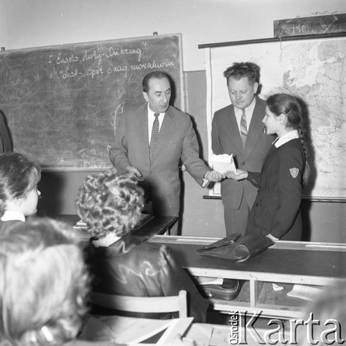 Luty 1962, Gostynin, Polska.
Wizytacja w szkole, wizytator rozmawia z uczennicą.
Fot. Romuald Broniarek/KARTA